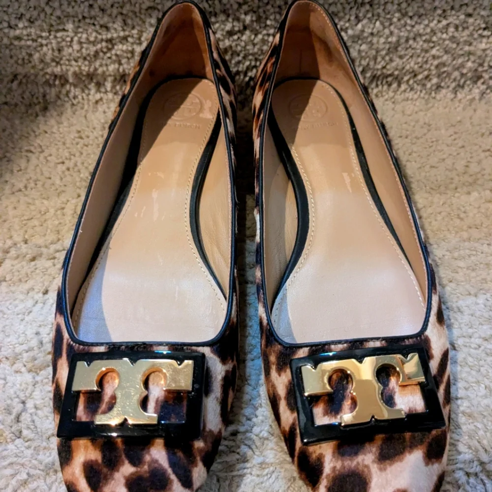Tory Burch Gold Logo Pump - Picture 1 of 5